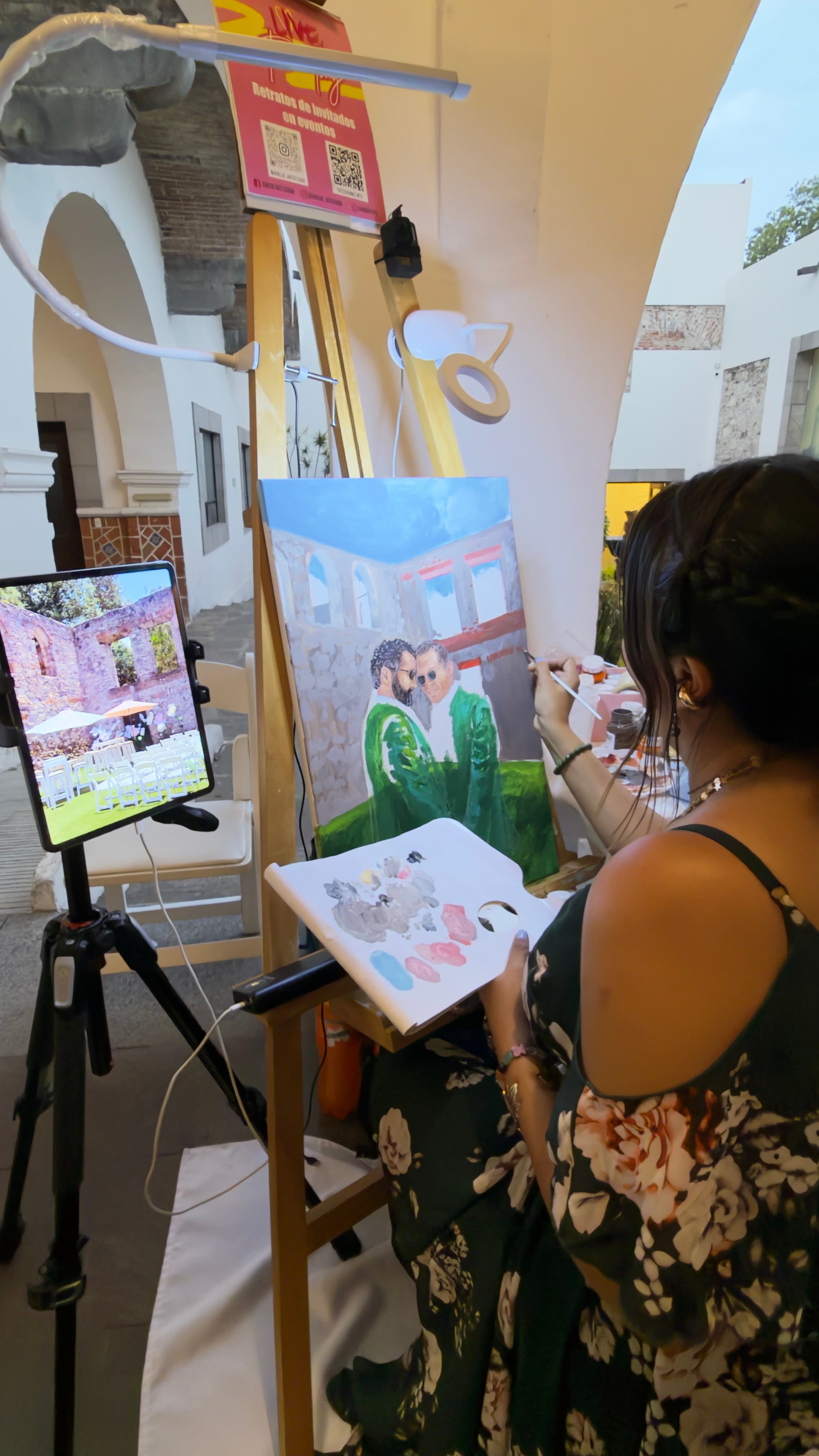Michelle Ortega realizando una pintura en vivo durante un evento