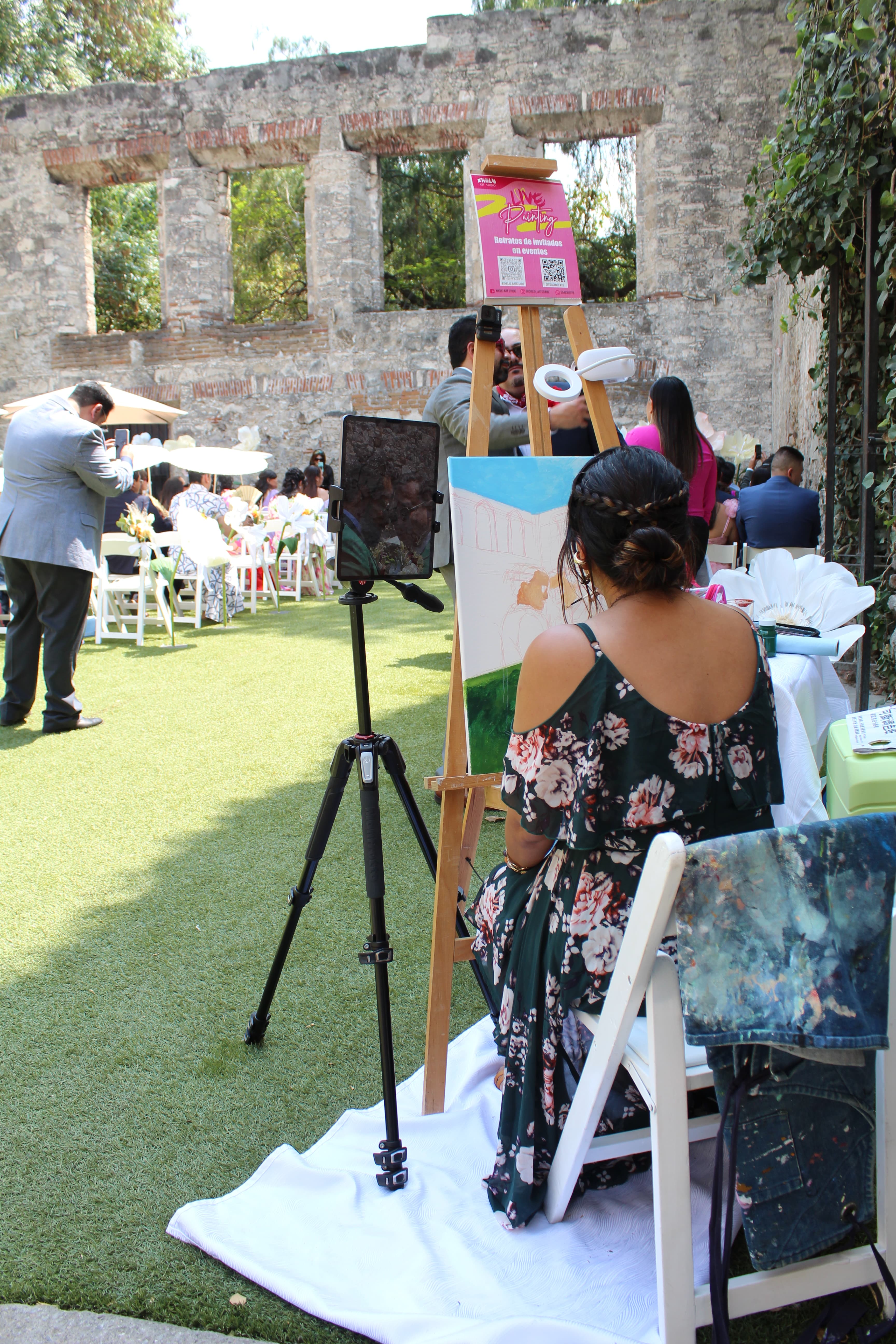 Michelle Ortega realizando live painting durante una boda